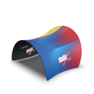 Ścianka reklamowa tunel o oryginalnym i przyciągającym uwagę kształcie pozwoli wyróżnić się na tle standardowych systemów. Ścianka może służyć jako namiot.