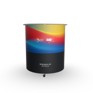 Ultra lekka trybunka, samo rozkładająca konstrukcja, łatwy i szybki montaż bez użycia narzędzi, wydruk na tkaninie poliestrowej, blat z tworzywa sztucznego, system wielokrotnego użytku, możliwość wielu wydruków do jednej konstrukcji. Stoisko targowe.