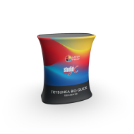 błyskawiczny montaż trybunki, który trwa około trzech sekund. Wystarczy lekko unieść blat, a mechanizm pneumatyczny rozłoży konstrukcję, idealnie napinając wydruk tekstylny. Trybunka konferencyjna nie wymaga podłączenia do prądu, a wydruk, który jest już zamontowany, można w przyszłości wymienić.