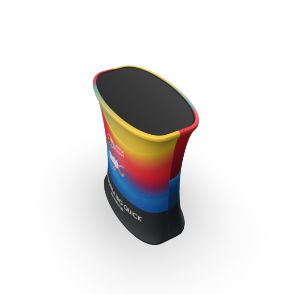 błyskawiczny montaż trybunki, który trwa około trzech sekund. Wystarczy lekko unieść blat, a mechanizm pneumatyczny rozłoży konstrukcję, idealnie napinając wydruk tekstylny. Trybunka konferencyjna nie wymaga podłączenia do prądu, a wydruk, który jest już zamontowany, można w przyszłości wymienić.