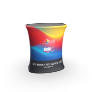 błyskawiczny montaż trybunki, który trwa około trzech sekund. Wystarczy lekko unieść blat, a mechanizm pneumatyczny rozłoży konstrukcję, idealnie napinając wydruk tekstylny. Trybunka konferencyjna nie wymaga podłączenia do prądu, a wydruk, który jest już zamontowany, można w przyszłości wymienić.