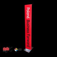 Panel Oznakowanie FENG Poland Business Forward, Grafika promocyjna prezentująca oznakowanie zgodne z wytycznymi Marki Polskiej Gospodarki Poland Business Forward, przeznaczony dla firm korzystających z dofinansowania FENG 2.25. Widoczne panele w pozycji poziomej, logotyp programu oraz komunikat sprzedażowy podkreślają zastosowanie grafiki jako elementu identyfikacji wizualnej stoisk targowych i wystawienniczych przedsiębiorców.