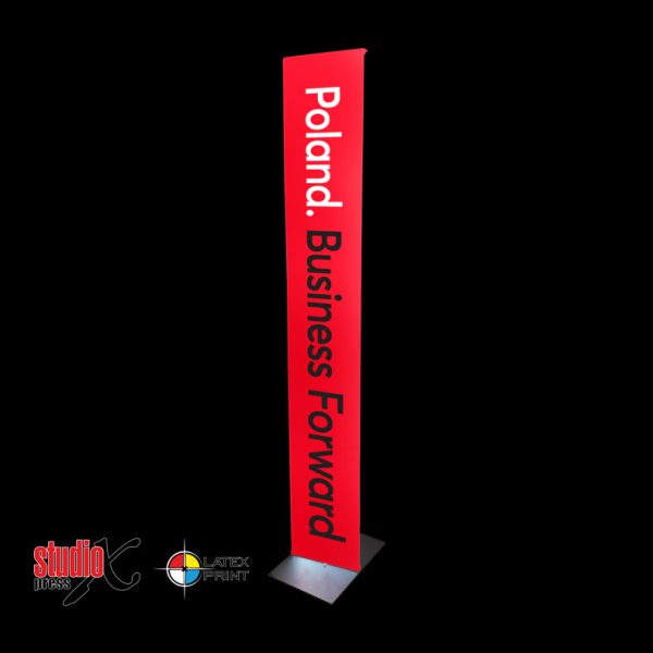 Panel Oznakowanie FENG Poland Business Forward, Grafika promocyjna prezentująca oznakowanie zgodne z wytycznymi Marki Polskiej Gospodarki Poland Business Forward, przeznaczony dla firm korzystających z dofinansowania FENG 2.25. Widoczne panele w pozycji poziomej, logotyp programu oraz komunikat sprzedażowy podkreślają zastosowanie grafiki jako elementu identyfikacji wizualnej stoisk targowych i wystawienniczych przedsiębiorców.