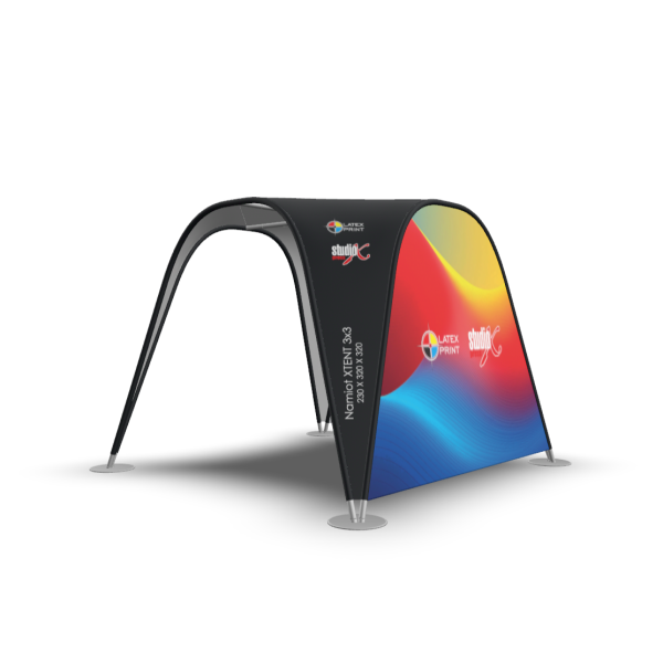 Produkt wystawienniczy, za pomocą którego zaaranżujesz wygodne i praktyczne stoisko. skuteczny nośnik treści reklamowej. Wszystko za sprawą wydruków, którymi pokryjemy dach i ściany boczne. Umieścimy na nich twoje spersonalizowane grafiki. Dzięki temu wyeksponujesz markę i umocnisz jej wizerunek w świadomości potencjalnych klientów.
