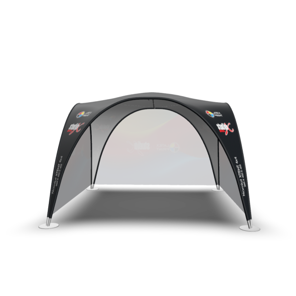 Produkt wystawienniczy, za pomocą którego zaaranżujesz wygodne i praktyczne stoisko. skuteczny nośnik treści reklamowej. Wszystko za sprawą wydruków, którymi pokryjemy dach i ściany boczne. Umieścimy na nich twoje spersonalizowane grafiki. Dzięki temu wyeksponujesz markę i umocnisz jej wizerunek w świadomości potencjalnych klientów.