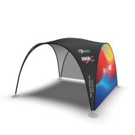 Produkt wystawienniczy, za pomocą którego zaaranżujesz wygodne i praktyczne stoisko. skuteczny nośnik treści reklamowej. Wszystko za sprawą wydruków, którymi pokryjemy dach i ściany boczne. Umieścimy na nich twoje spersonalizowane grafiki. Dzięki temu wyeksponujesz markę i umocnisz jej wizerunek w świadomości potencjalnych klientów.