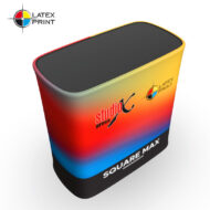 Innowacyjna trybunka reklamowa SQUARE MAX z systemem pneumatycznym, błyskawiczny montaż bez narzędzi, unikalny kształt i trwały druk sublimacyjny, idealna lada na targi i eventy, sprawdź ofertę producenta Studio X Press